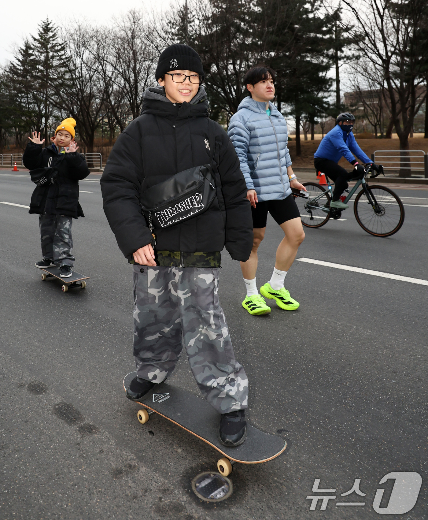 (서울=뉴스1) 최지환 기자 = 14일 오전 서울 영등포구 여의도공원 일대에서 열린 '쉬엄쉬엄 모닝'에서 시민들이 운동을 하고 있다.'쉬엄쉬엄 모닝'은 도심 도로 공간을 시민에게 …