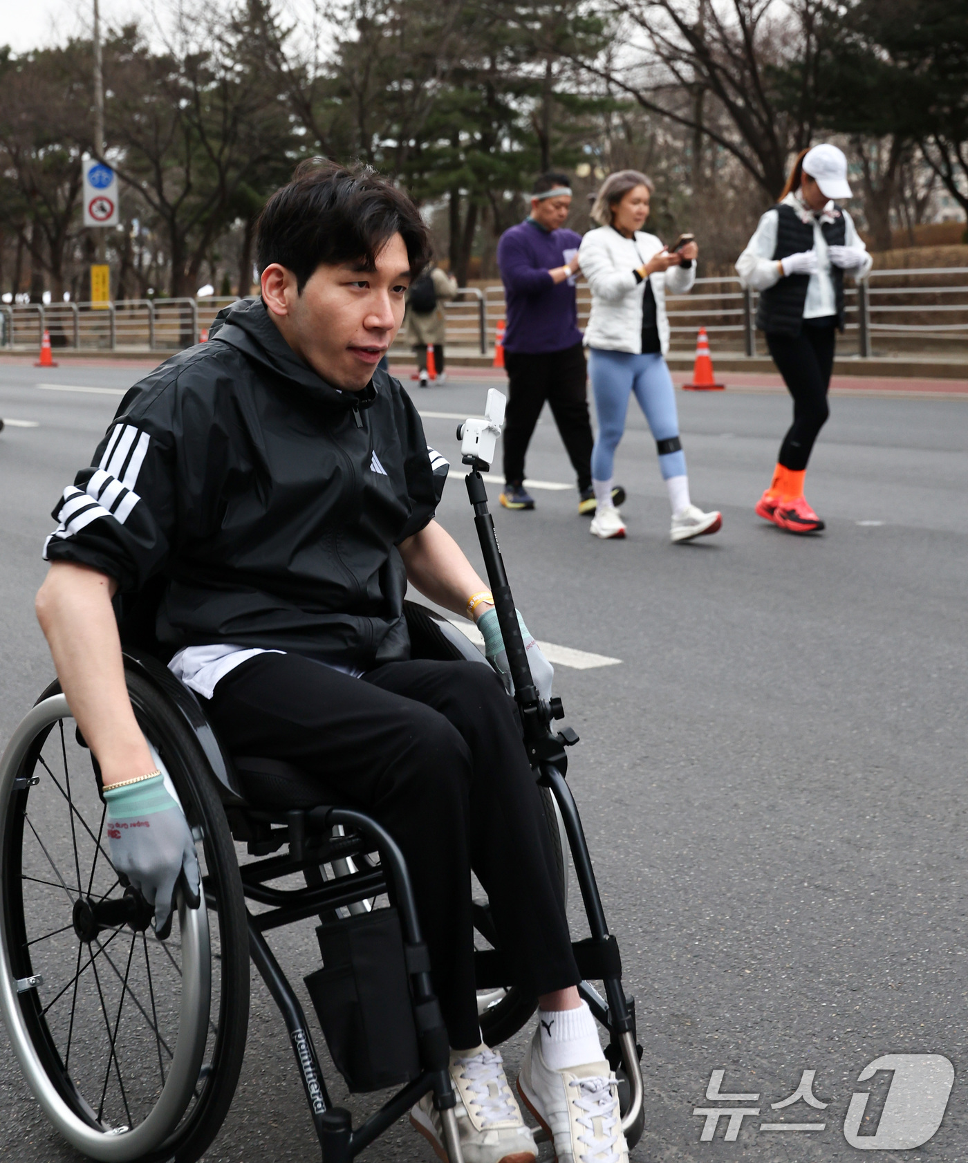 (서울=뉴스1) 최지환 기자 = 14일 오전 서울 영등포구 여의도공원 일대에서 열린 '쉬엄쉬엄 모닝'에서 시민들이 운동을 하고 있다.'쉬엄쉬엄 모닝'은 도심 도로 공간을 시민에게 …