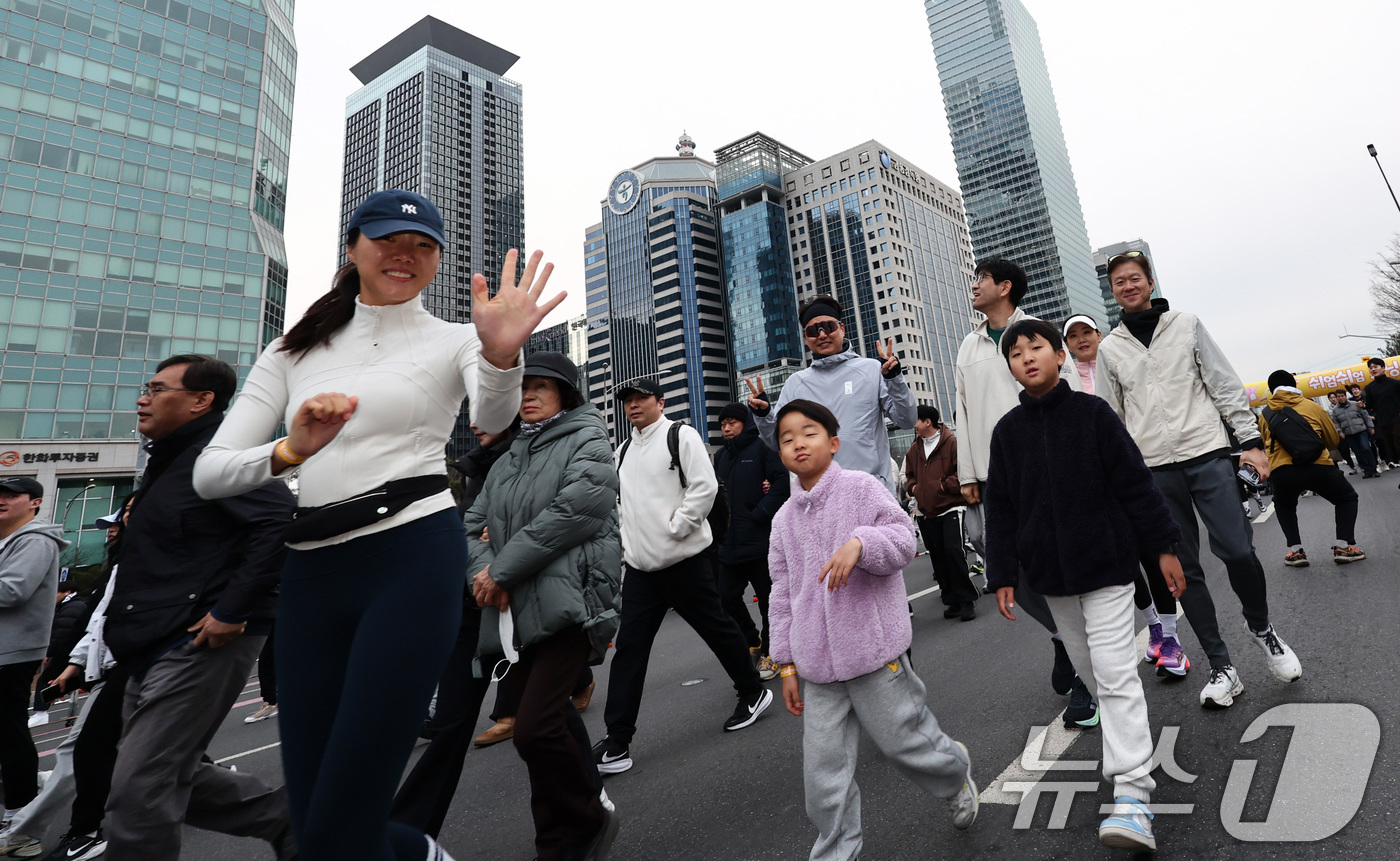 (서울=뉴스1) 최지환 기자 = 14일 오전 서울 영등포구 여의도공원 일대에서 열린 '쉬엄쉬엄 모닝'에서 시민들이 운동을 하고 있다.'쉬엄쉬엄 모닝'은 도심 도로 공간을 시민에게 …