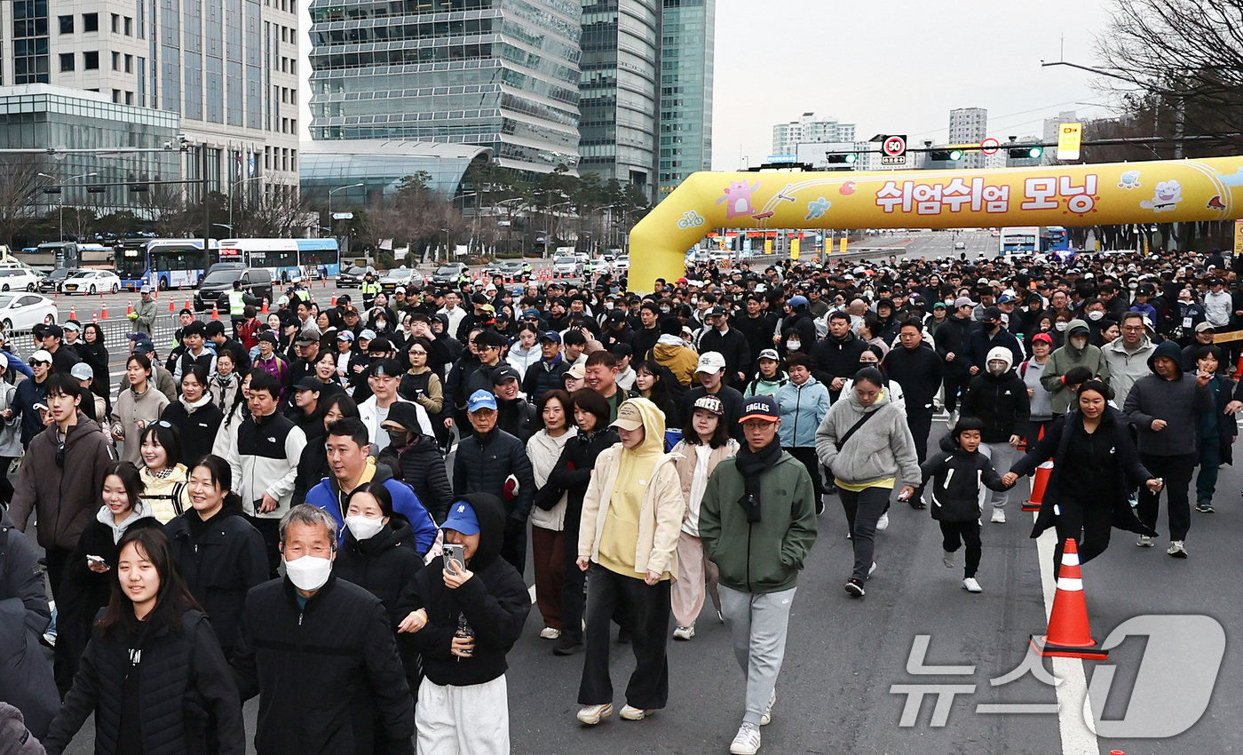 (서울=뉴스1) 최지환 기자 = 14일 오전 서울 영등포구 여의도공원 일대에서 열린 '쉬엄쉬엄 모닝'에서 시민들이 운동을 하고 있다.'쉬엄쉬엄 모닝'은 도심 도로 공간을 시민에게 …