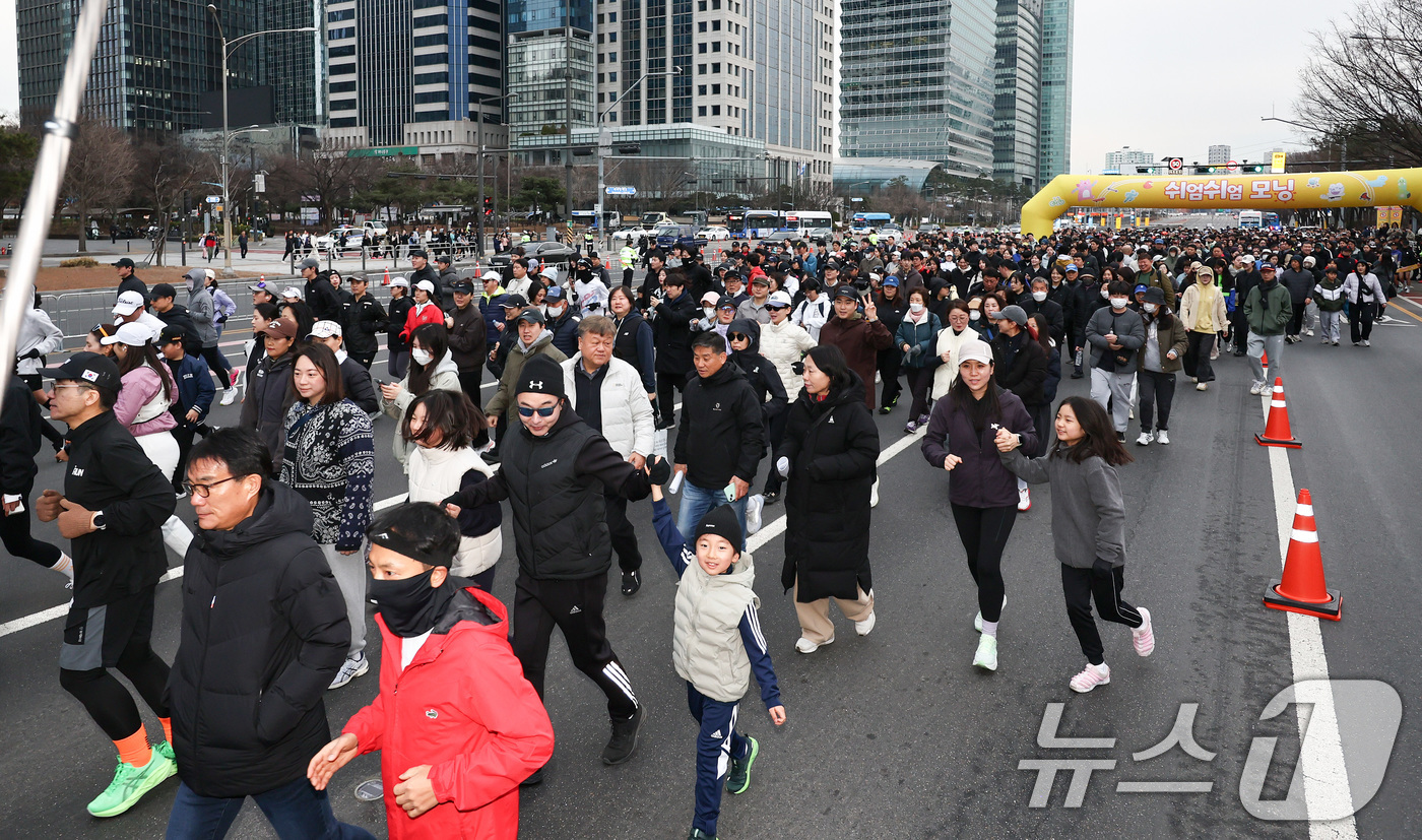 (서울=뉴스1) 최지환 기자 = 14일 오전 서울 영등포구 여의도공원 일대에서 열린 '쉬엄쉬엄 모닝'에서 시민들이 운동을 하고 있다.'쉬엄쉬엄 모닝'은 도심 도로 공간을 시민에게 …