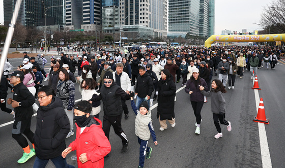 주말 아침 운동 공간으로 변신한 여의도