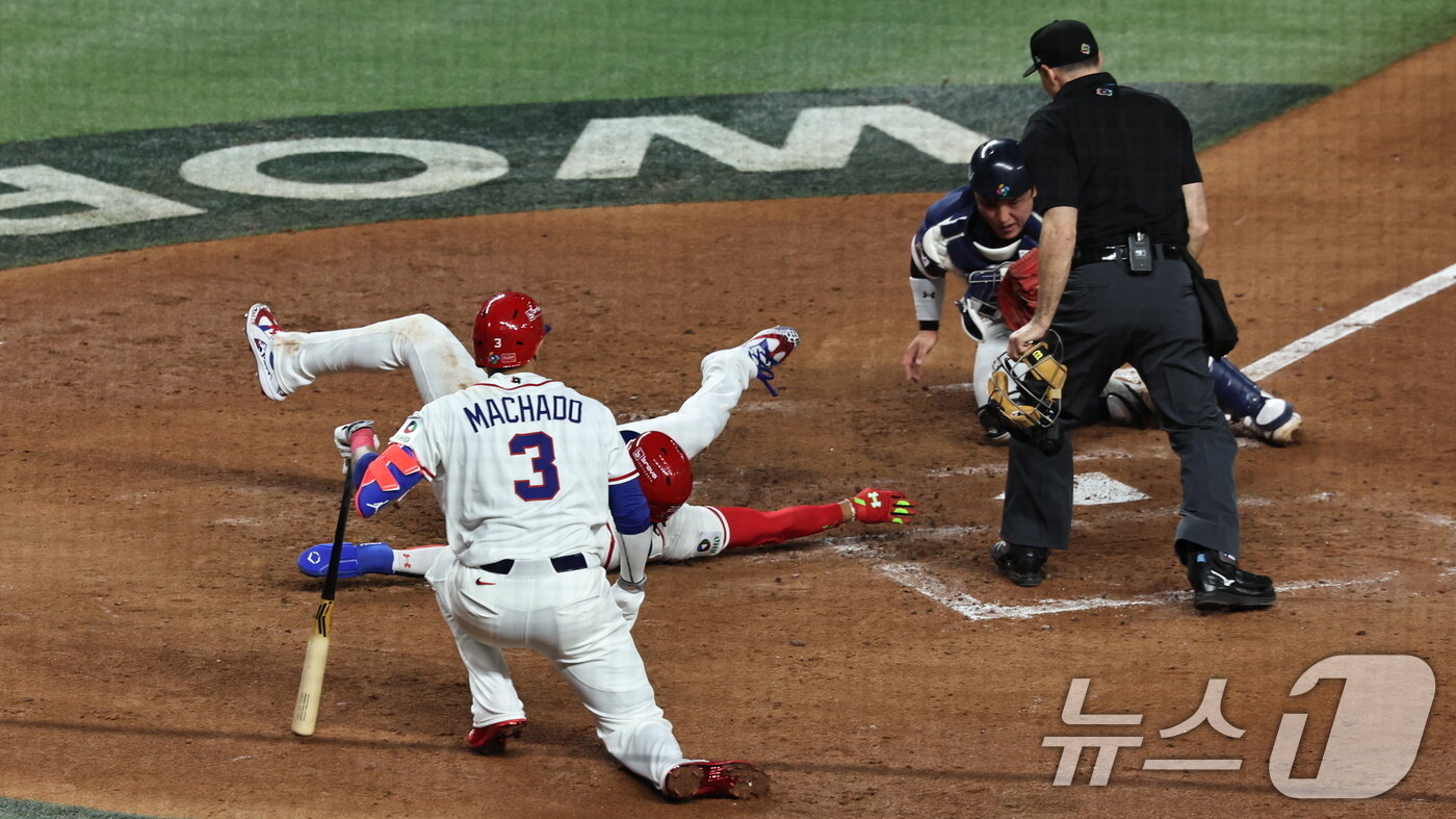 본문 이미지 - 13일 오후(현지시간) 미국 플로리다주 마이애미 론디포파크에서 열린 2026 월드베이스볼클래식(WBC) 8강전 대한민국과 도미니카공화국의 경기. 도미니카 공화국 후안 소토가 3회말 무사 1루 상황에서 블라디미르 게레로 주니어의 안타 때 홈으로 쇄도해 세이프 되고 있다. 2026.3.14 ⓒ 뉴스1 구윤성 기자
