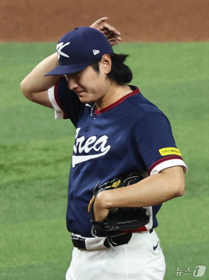 본문 이미지 - 13일 오후(현지시간) 미국 플로리다주 마이애미 론디포파크에서 열린 2026 월드베이스볼클래식(WBC) 8강전 대한민국과 도미니카공화국의 경기, 대한민국 곽빈이 3회말 2사 만루 상황에서 밀어내기 볼넷을 허용 후 아쉬워하고 있다. 2026.3.14 ⓒ 뉴스1 구윤성 기자