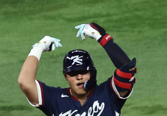 '병살타 후 2루타' 안현민, 분위기 끌어올리는 세리머니