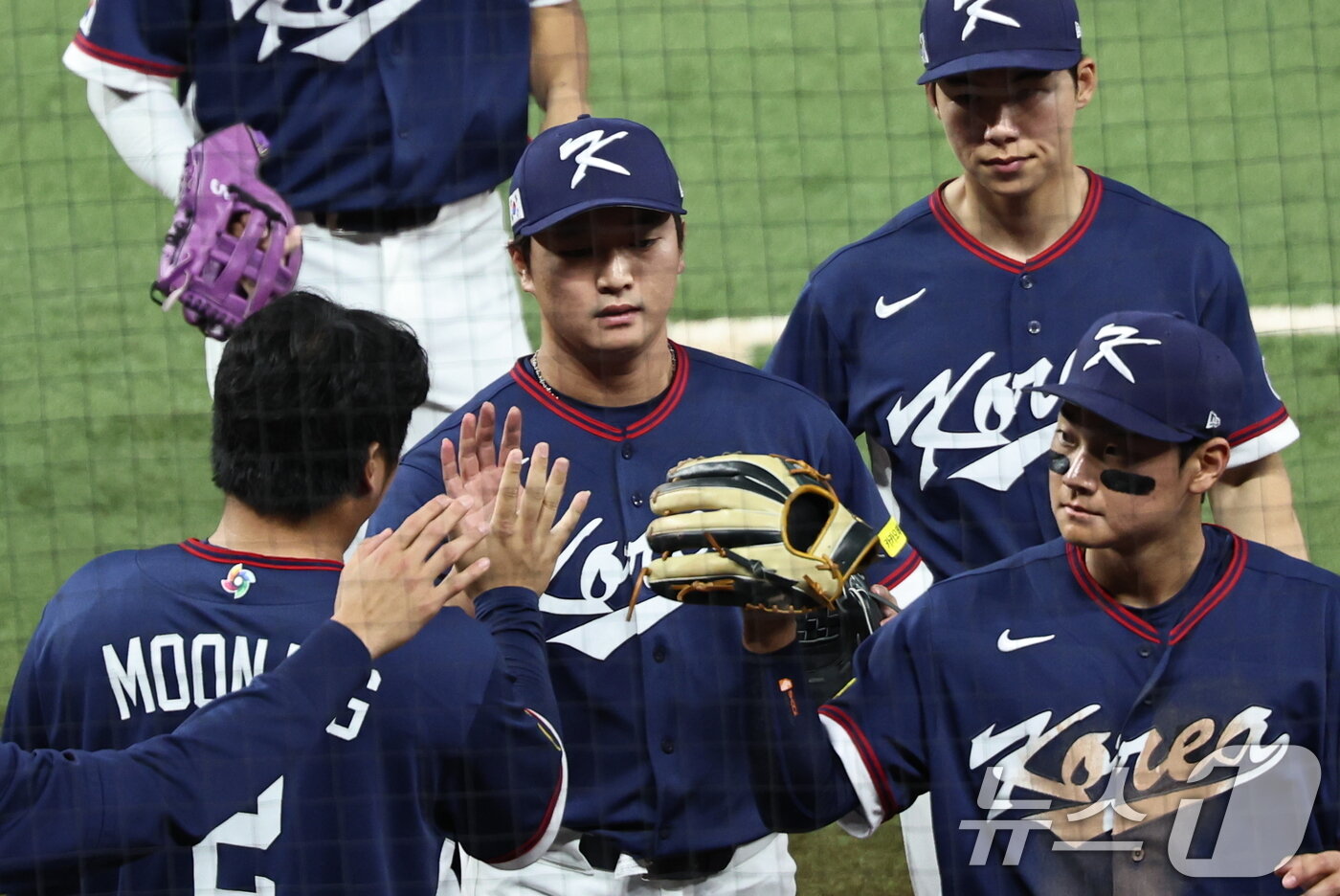 본문 이미지 - 13일 오후(현지시간) 미국 플로리다주 마이애미 론디포파크에서 열린 2026 월드베이스볼클래식(WBC) 8강전 대한민국과 도미니카공화국의 경기 6회말 이닝을 무실점으로 끝낸 고우석이 더그아웃으로 향하며 동료들과 하이파이브를 나누고 있다. ⓒ 뉴스1 구윤성 기자