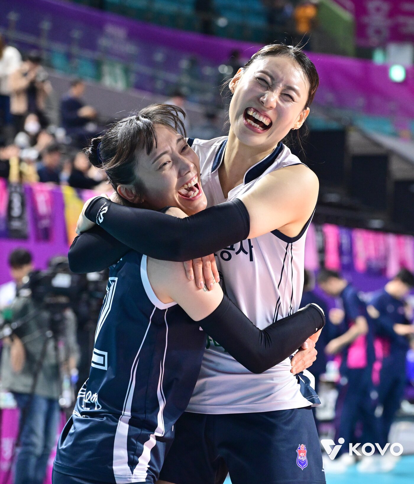 본문 이미지 - 도로공사 문정원과 배유나가 정규리그 1위 확정 후 기뻐하고 있다. (KOVO 제공)