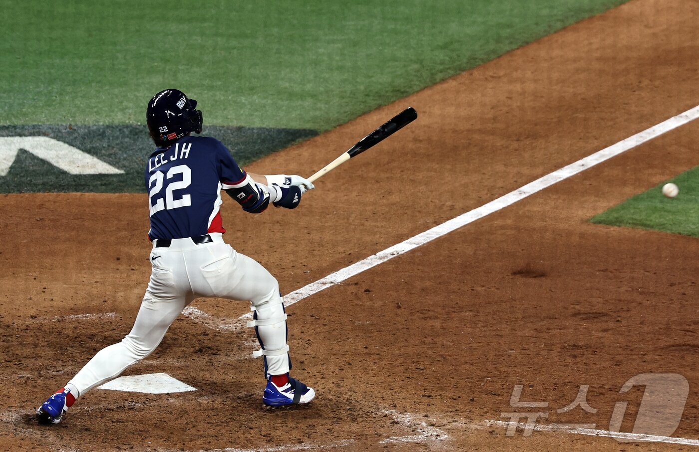 본문 이미지 - 13일 오후(현지시간) 미국 플로리다주 마이애미 론디포파크에서 열린 2026 월드베이스볼클래식(WBC) 8강전 대한민국과 도미니카공화국의 경기, 대한민국 이정후가 7회초 선두타자로 나와 내야안타를 치고 있다. 2026.3.14 ⓒ 뉴스1 구윤성 기자