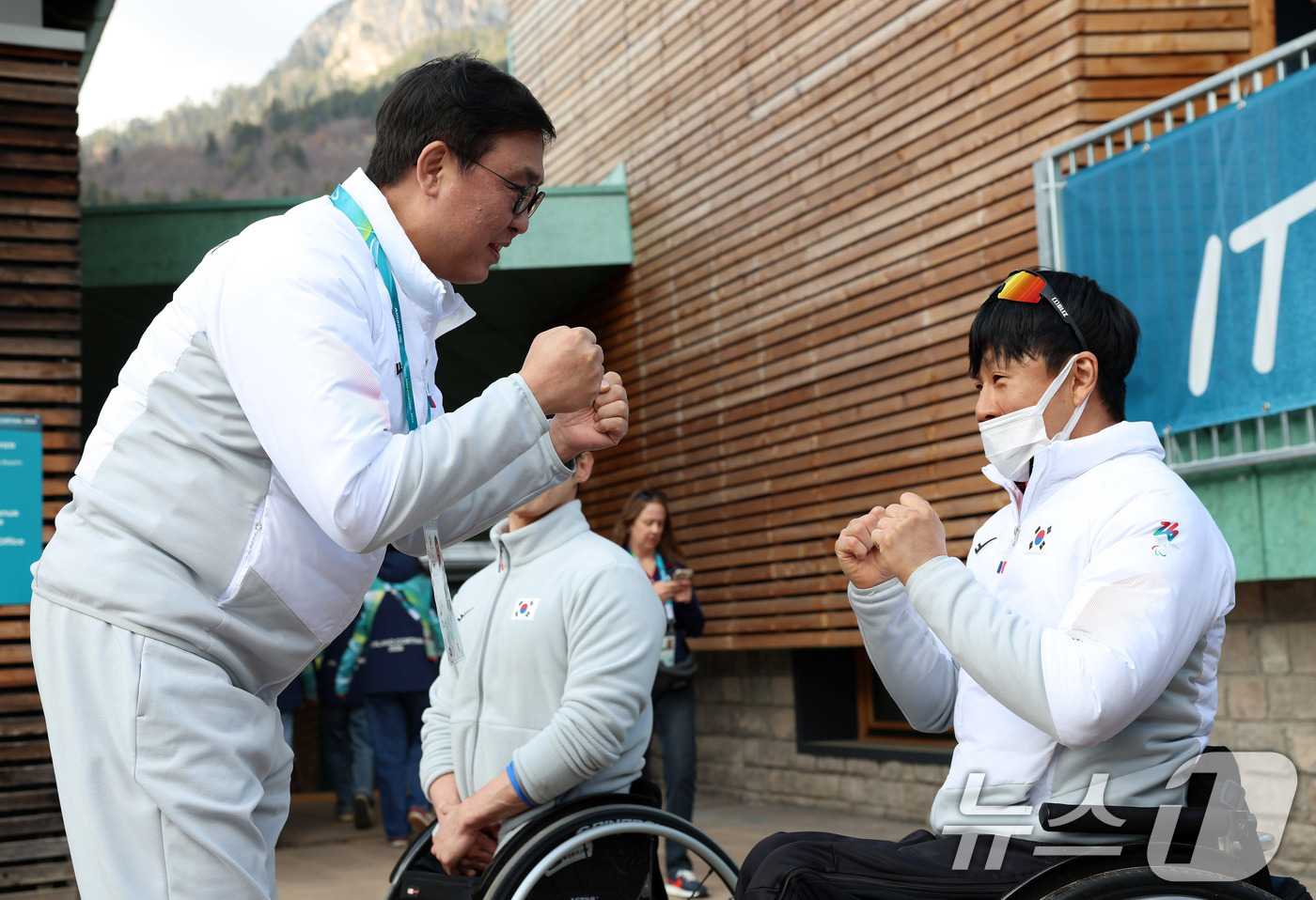 (서울=뉴스1) = 최휘영 문화체육관광부 장관이 13일(현지시간) 이탈리아 테세로 크로스컨트리 스타디움에서 열린 2026 밀라노-코르티나담페초 동계패럴림픽 바이애슬론 스프린트 추적 …