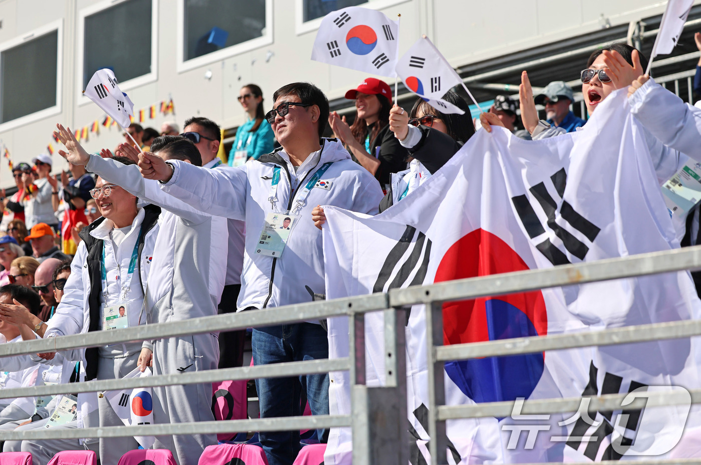 (서울=뉴스1) = 최휘영 문화체육관광부 장관이 13일(현지시간) 이탈리아 테세로 크로스컨트리 스타디움에서 열린 2026 밀라노-코르티나담페초 동계패럴림픽 바이애슬론 스프린트 추적 …