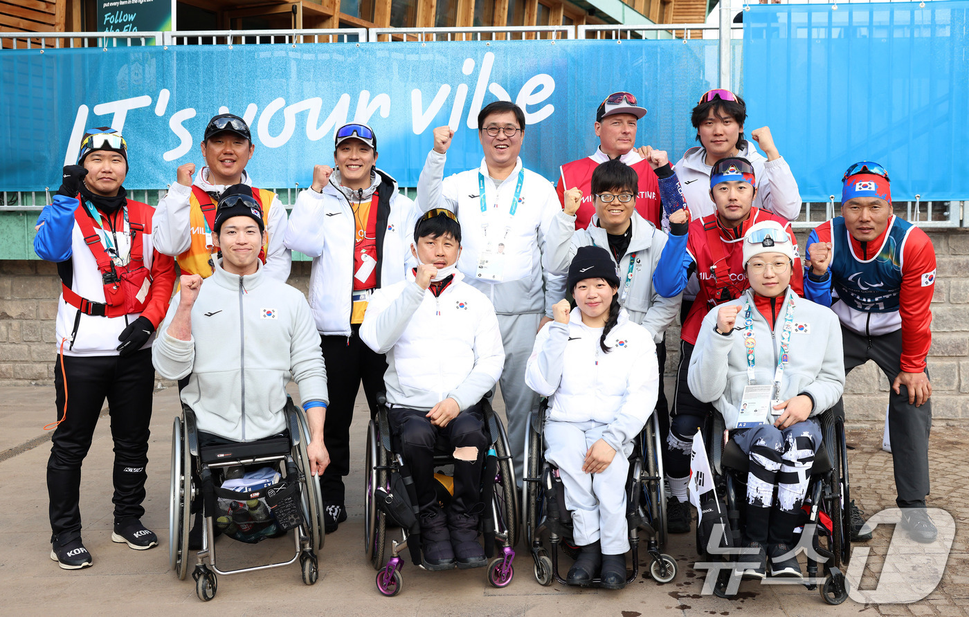 (서울=뉴스1) = 최휘영 문화체육관광부 장관이 13일(현지시간) 이탈리아 테세로 크로스컨트리 스타디움에서 열린 2026 밀라노-코르티나담페초 동계패럴림픽 바이애슬론 스프린트 추적 …