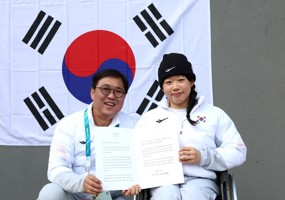 李대통령 "김윤지 은메달 축하…첫 올림픽 출전 믿기지 않을 성과"