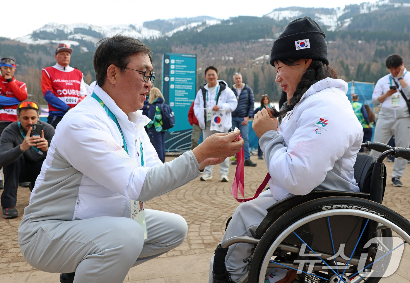 (서울=뉴스1) = 최휘영 문화체육관광부 장관이 13일(현지시간) 이탈리아 테세로 크로스컨트리 스타디움에서 2026 밀라노-코르티나담페초 동계패럴림픽 바이애슬론 스프린트 추적 경기 …