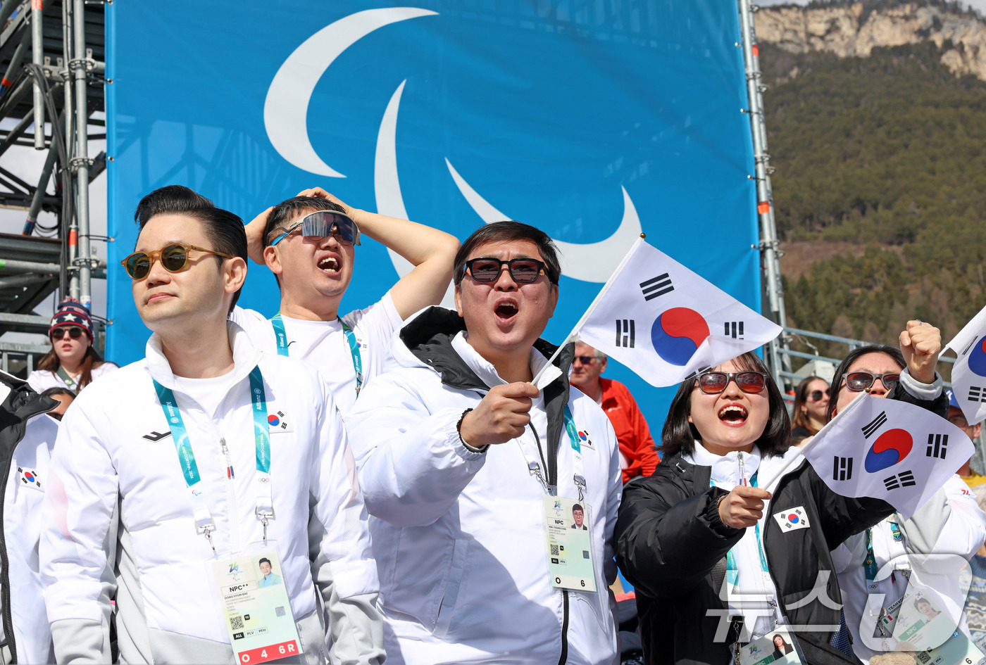 (서울=뉴스1) 최지환 기자 = 최휘영 문화체육관광부 장관이 13일(현지시간) 이탈리아 테세로 크로스컨트리 스타디움에서 열린 2026 밀라노-코르티나담페초 동계패럴림픽 바이애슬론 …