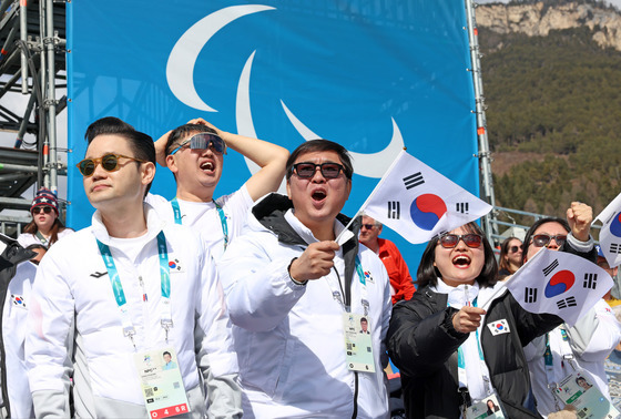 패럴림픽 바이애슬론 출전 대한민국 선수 응원하는 최휘영 장관