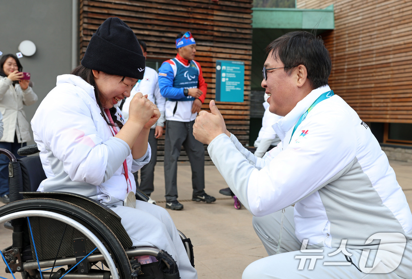 (서울=뉴스1) = 최휘영 문화체육관광부 장관이 13일(현지시간) 이탈리아 테세로 크로스컨트리 스타디움에서 2026 밀라노-코르티나담페초 동계패럴림픽 바이애슬론 스프린트 추적 경기 …