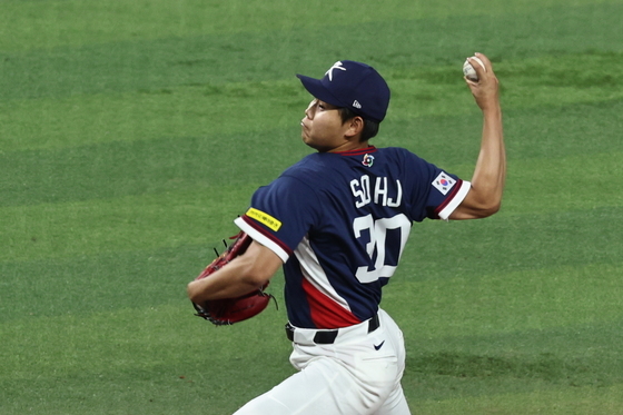 힘차게 공 던지는 소형준