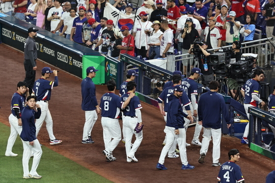 대량 실점 부른 아쉬운 수비…도미니카공화국 기 살려줬다[WBC]