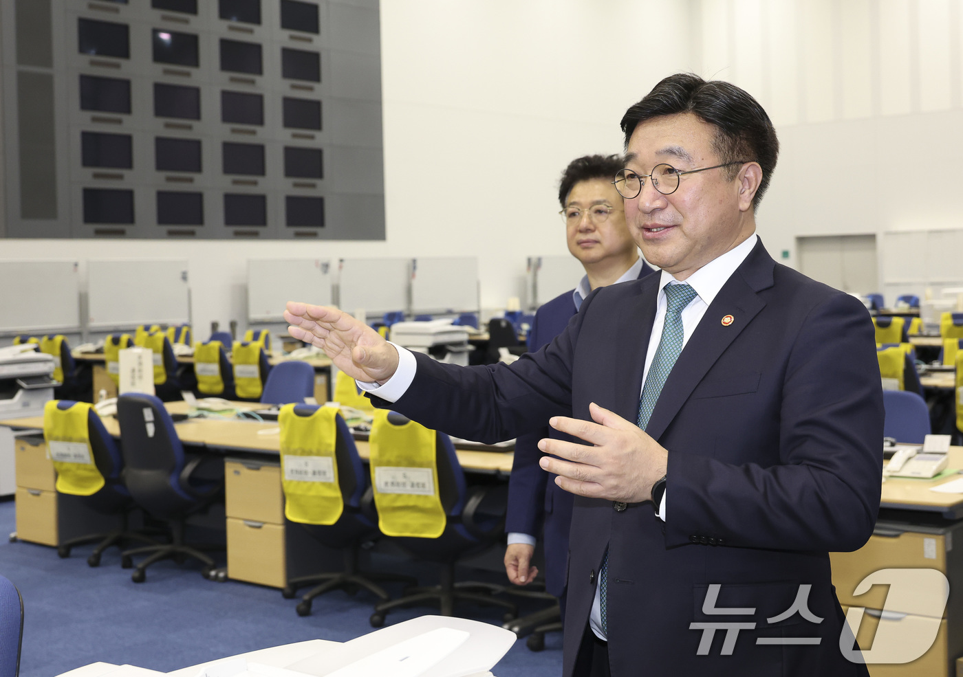 (서울=뉴스1) 최지환 기자 = 윤호중 행정안전부 장관이 지난 13일 오후 일본 도쿄 고토구 임해광역방재공원 내 지휘소를 방문해 재난 발생 시 광역 대응 거점 공간 시설에 대한 브 …