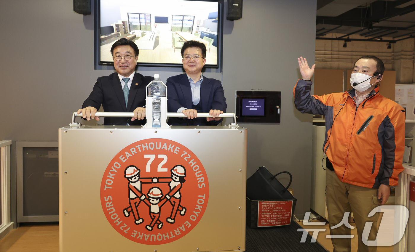 (서울=뉴스1) 최지환 기자 = 윤호중 행정안전부 장관이 지난 13일 오후 일본 도쿄 고토구 임해광역방재공원 내 방재 교육·체험 시설인 '소나 에리어 도쿄(Sona Area Tok …