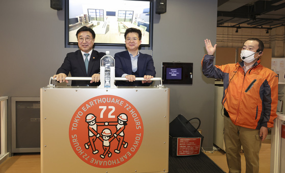 지진 대응 체험하는 윤호중 장관