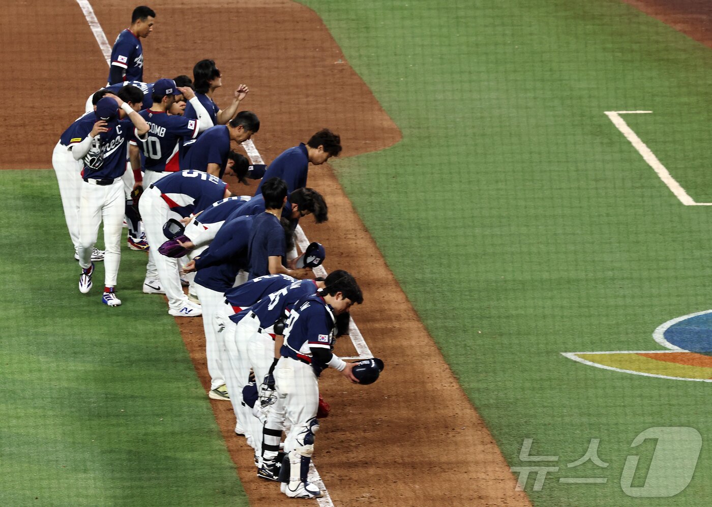 본문 이미지 - 13일 오후(현지시간) 미국 플로리다주 마이애미 론디포파크에서 열린 2026 월드베이스볼클래식(WBC) 8강전 대한민국과 도미니카공화국의 경기 7회말 7회 0-10 콜드게임패를 당한 대한민국 선수들이 응원 온 팬들에게 인사하고 있다. 2026.3.14 ⓒ 뉴스1 구윤성 기자