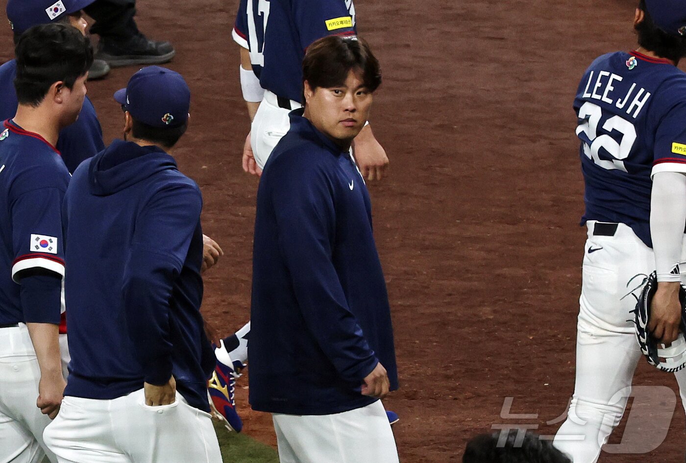 본문 이미지 - 13일 오후(현지시간) 미국 플로리다주 마이애미 론디포파크에서 열린 2026 월드베이스볼클래식(WBC) 8강전 대한민국과 도미니카공화국의 경기, 7회말 7회 0-10 콜드게임패를 당한 대한민국 류현진을 비롯한 선수들이 아쉬운 표정을 지으며 그라운드를 빠져나가고 있다. 2026.3.14 ⓒ 뉴스1 구윤성 기자