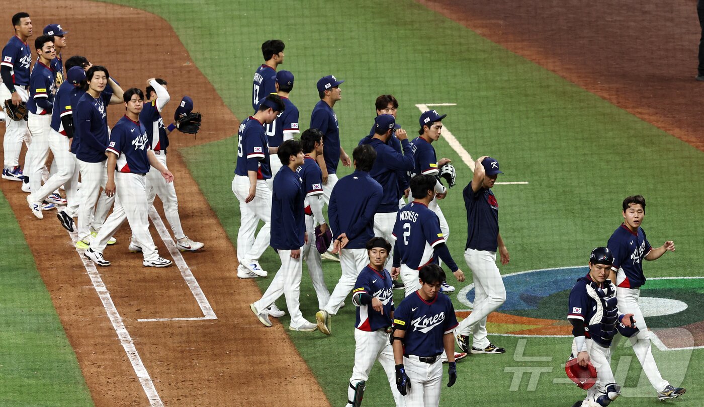 본문 이미지 - 13일 오후(현지시간) 미국 플로리다주 마이애미 론디포파크에서 열린 2026 월드베이스볼클래식(WBC) 8강전 대한민국과 도미니카공화국의 경기 7회말 7회 0-10 콜드게임패를 당한 대한민국 선수들이 더그아웃으로 향하고 있다. 2026.3.14 ⓒ 뉴스1 구윤성 기자