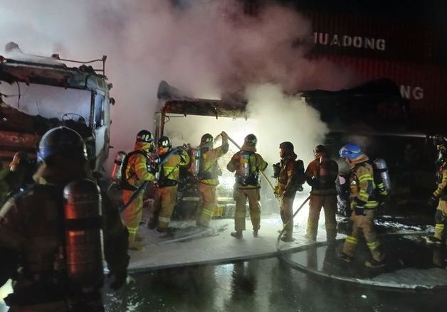 인천 송도 물류센터 주차장서 불…트레일러 3대 전소