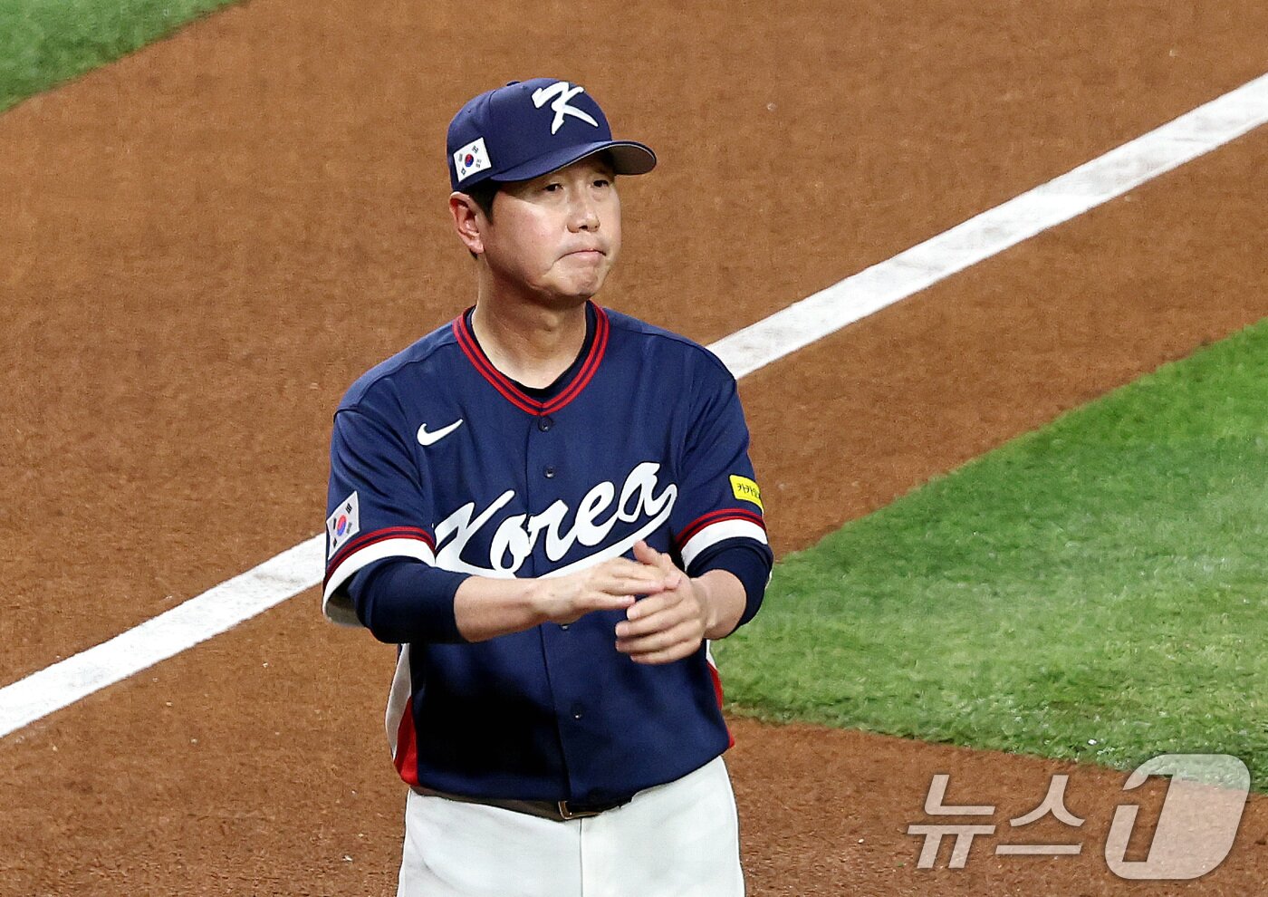 본문 이미지 - 13일 오후(현지시간) 미국 플로리다주 마이애미 론디포파크에서 열린 2026 월드베이스볼클래식(WBC) 8강전 대한민국과 도미니카공화국의 경기. 경기 시작에 앞서 류지현 감독이 그라운드에 도열해 더그아웃을 바라보고 있다. 2026.3.14 ⓒ 뉴스1 구윤성 기자