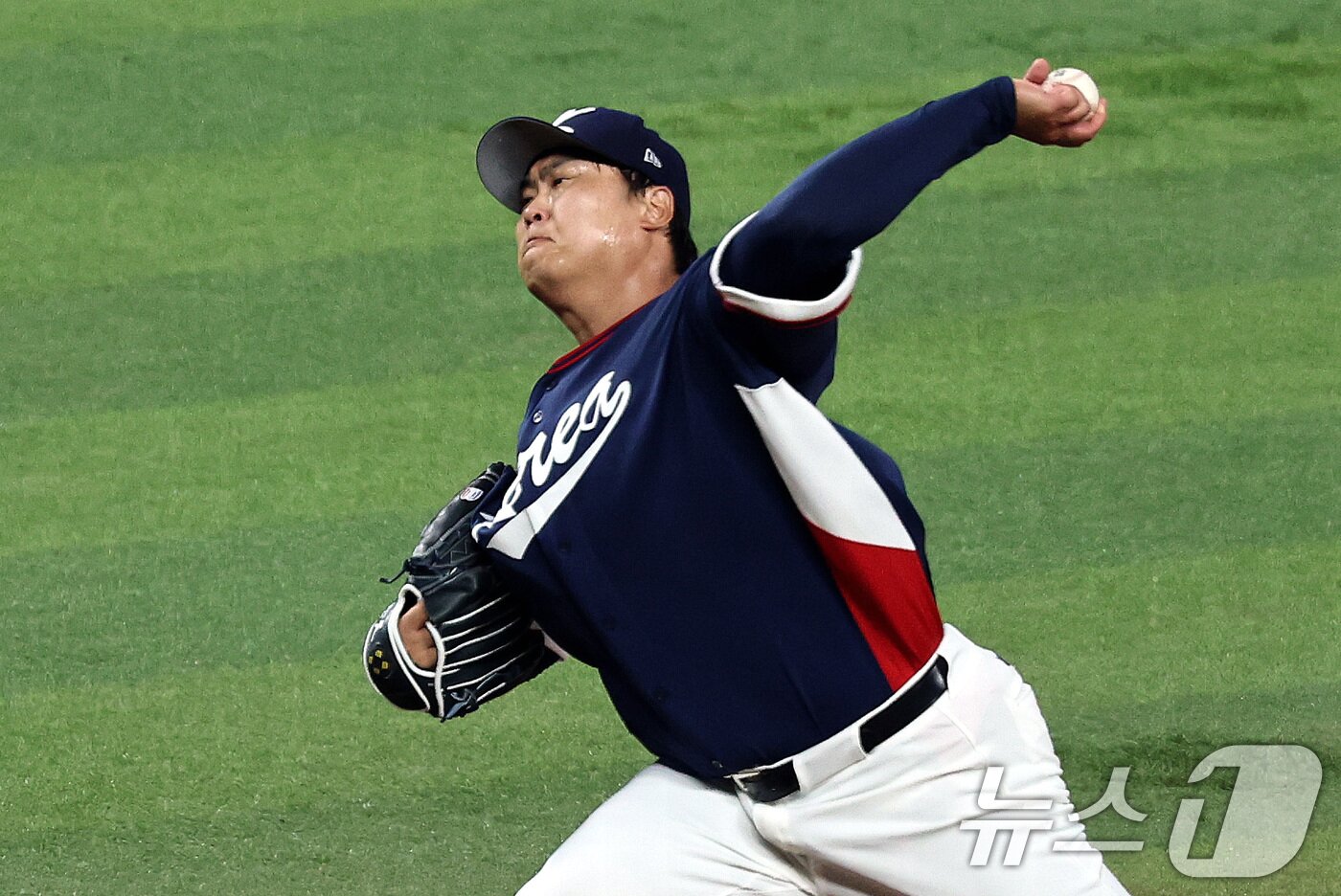 본문 이미지 - 13일 오후(현지시간) 미국 플로리다주 마이애미 론디포파크에서 열린 2026 월드베이스볼클래식(WBC) 8강전 대한민국과 도미니카공화국의 경기. 대한민국 선발투수 류현진이 역투하고 있다. 2026.3.14 ⓒ 뉴스1 구윤성 기자
