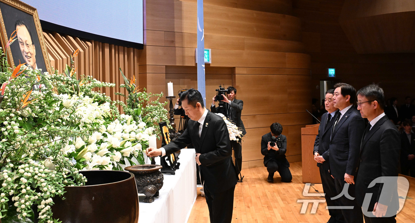 (서울=뉴스1) 허경 기자 = 정청래 더불어민주당 대표가 14일 서울 동작구 원불교 소태산기념관 대각전에서 열린  故 이해찬 前국무총리 49재에서 분향하고 있다. (청와대통신사진기 …