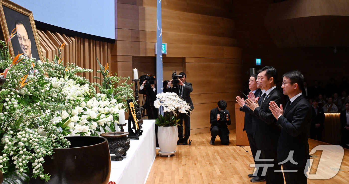 (서울=뉴스1) 허경 기자 = 정청래 더불어민주당 대표와 한병도 원내대표 등 민주당 지도부가 14일 서울 동작구 원불교 소태산기념관 대각전에서 열린  故 이해찬 前국무총리 49재에 …