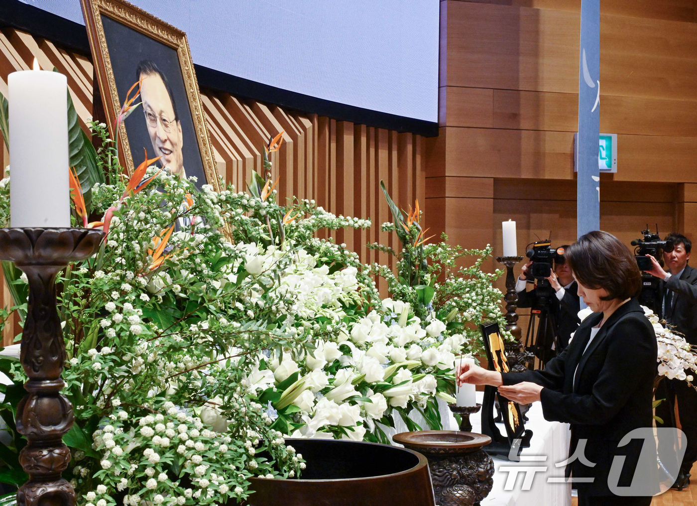 (서울=뉴스1) 허경 기자 = 김혜경 여사가 14일 서울 동작구 원불교 소태산기념관 대각전에서 열린  故 이해찬 前 국무총리 49재에서 분향하고 있다. (청와대통신사진기자단) 20 …