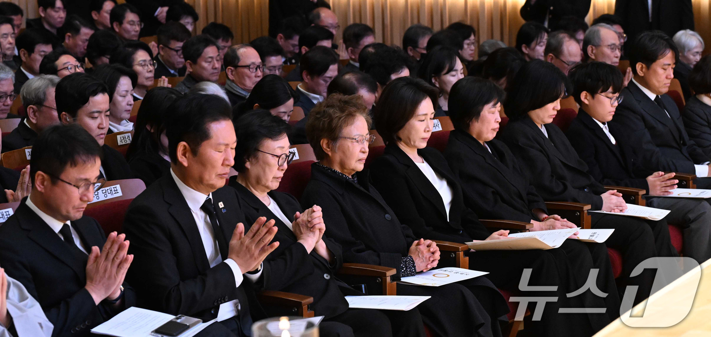 (서울=뉴스1) 허경 기자 = 김혜경 여사가 14일 서울 동작구 원불교 소태산기념관 대각전에서 열린 故 이해찬 前 국무총리 49재에서 기도하고 있다.왼쪽부터 한병도 더불어민주당 원 …