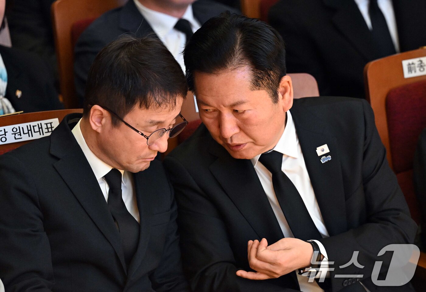 본문 이미지 - 정청래 더불어민주당 대표와 한병도 원내대표가 14일 서울 동작구 원불교 소태산기념관 대각전에서 열린 故 이해찬 前 국무총리 49재에서 대화하고 있다. (청와대통신사진기자단) 2026.3.14 ⓒ 뉴스1 허경 기자