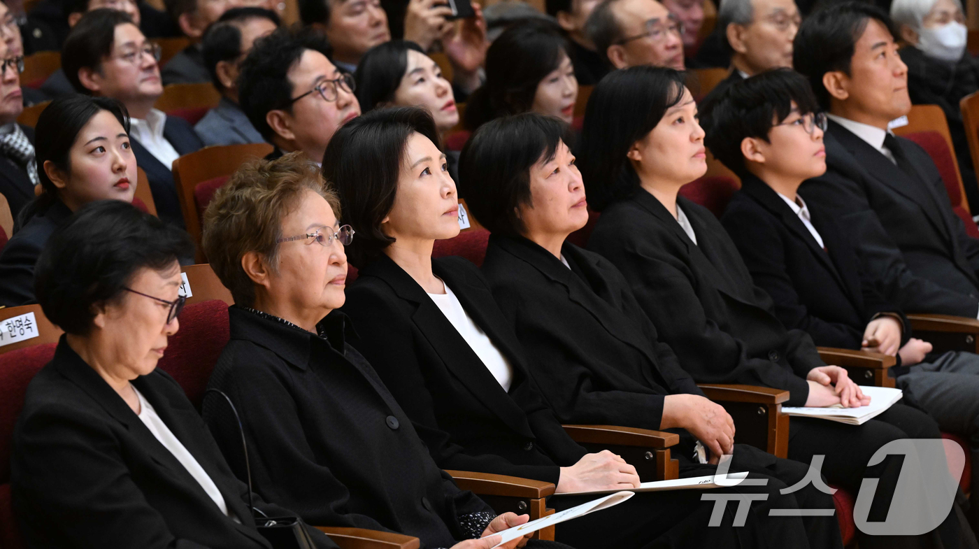 (서울=뉴스1) 허경 기자 = 김혜경 여사가 14일 서울 동작구 원불교 소태산기념관 대각전에서 열린 故 이해찬 前 국무총리 49재에 참석하고 있다. (청와대통신사진기자단) 2026 …