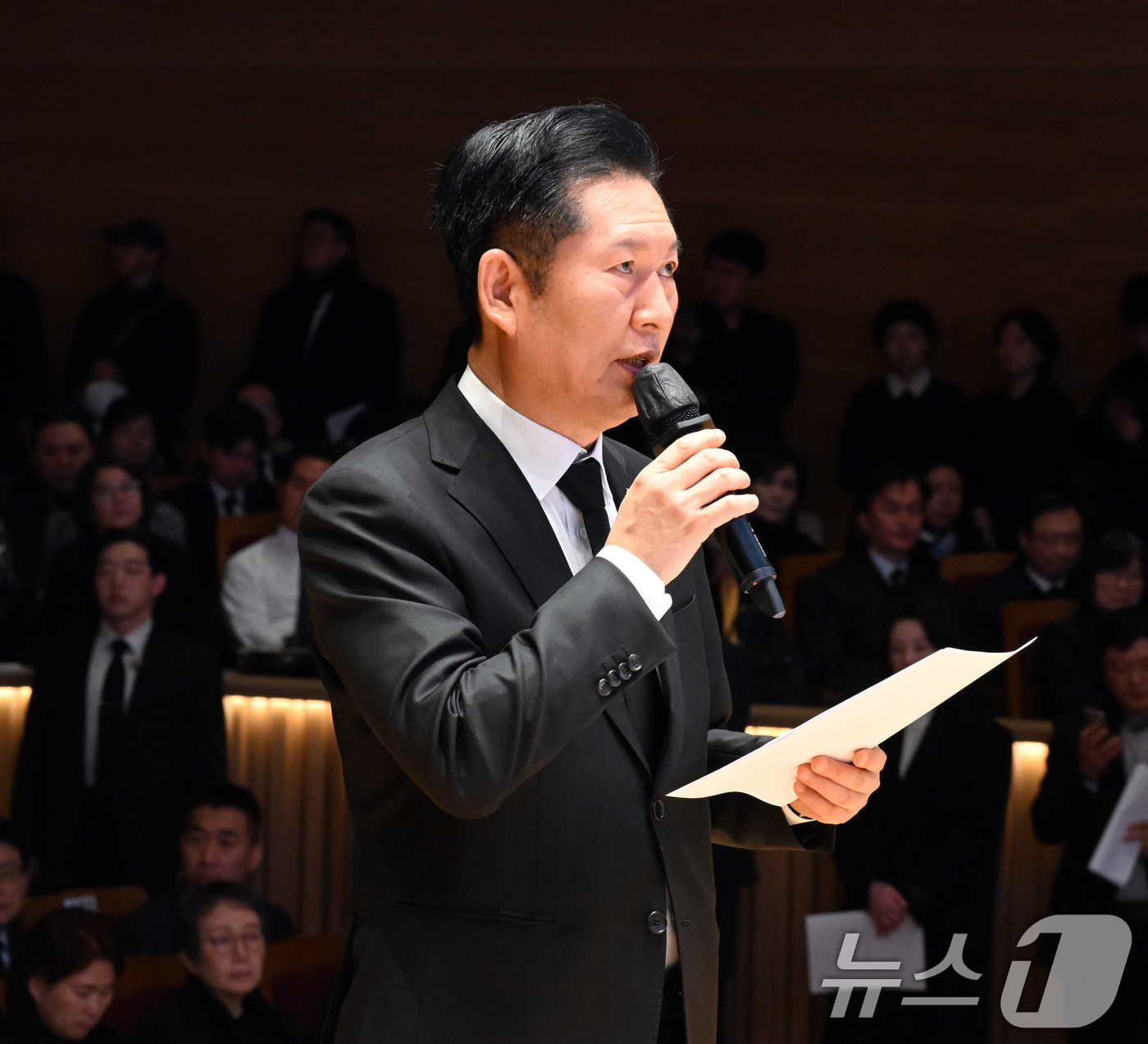 (서울=뉴스1) 허경 기자 = 정청래 더불어민주당 대표가 14일 서울 동작구 원불교 소태산기념관 대각전에서 열린  故 이해찬 前 국무총리 49재에서 추도사를 하고 있다. (청와대통 …