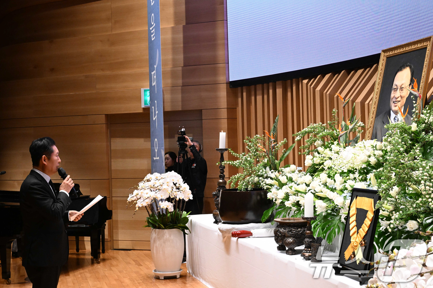 (서울=뉴스1) 허경 기자 = 정청래 더불어민주당 대표가 14일 서울 동작구 원불교 소태산기념관 대각전에서 열린  故 이해찬 前 국무총리 49재에서 추도사를 하고 있다. (청와대통 …
