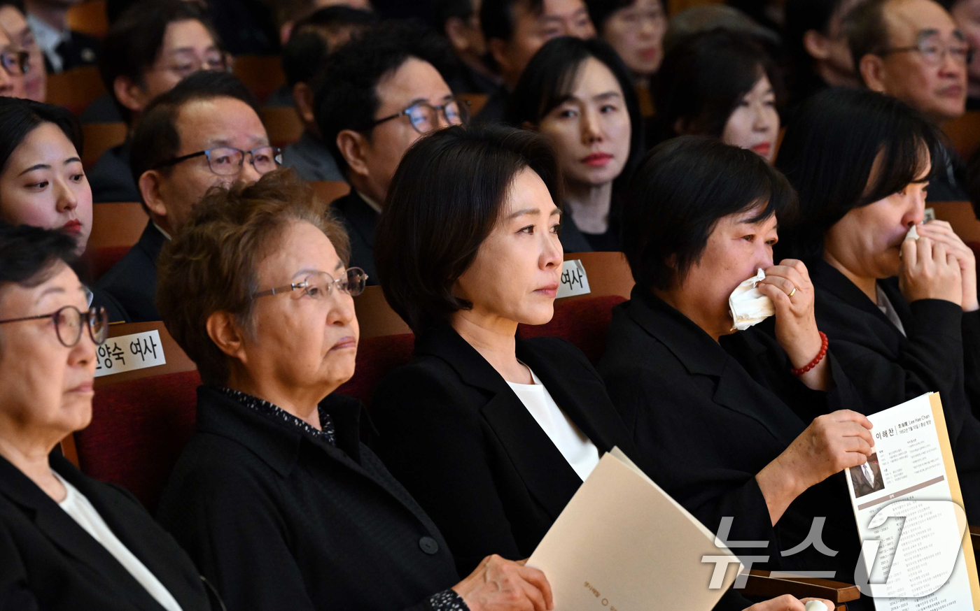 (서울=뉴스1) 허경 기자 = 김혜경 여사가 14일 서울 동작구 원불교 소태산기념관 대각전에서 열린  故 이해찬 前 국무총리 49재에 참석하고 있다. (청와대통신사진기자단) 202 …