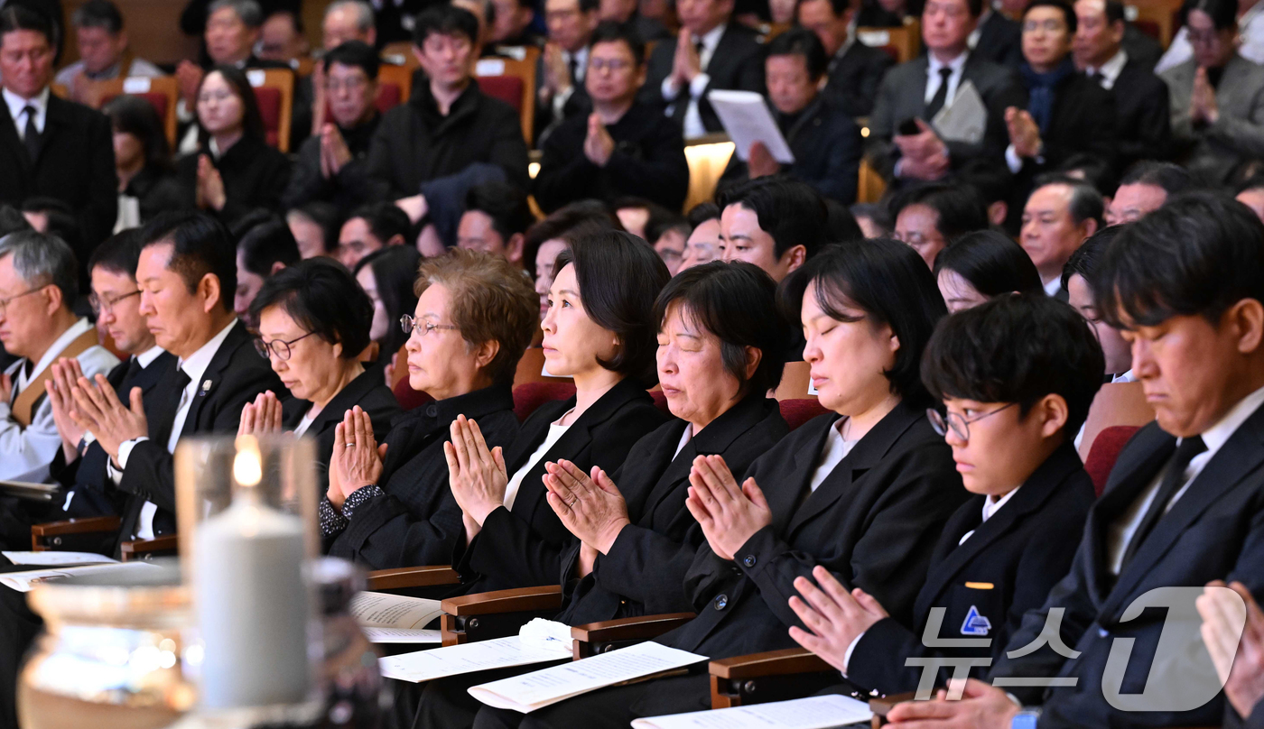 (서울=뉴스1) 허경 기자 = 김혜경 여사가 14일 서울 동작구 원불교 소태산기념관 대각전에서 열린 故 이해찬 前 국무총리 49재에서 합장하고 있다.왼쪽부터 한병도 더불어민주당 …