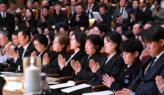 합장하는 김혜경 여사
