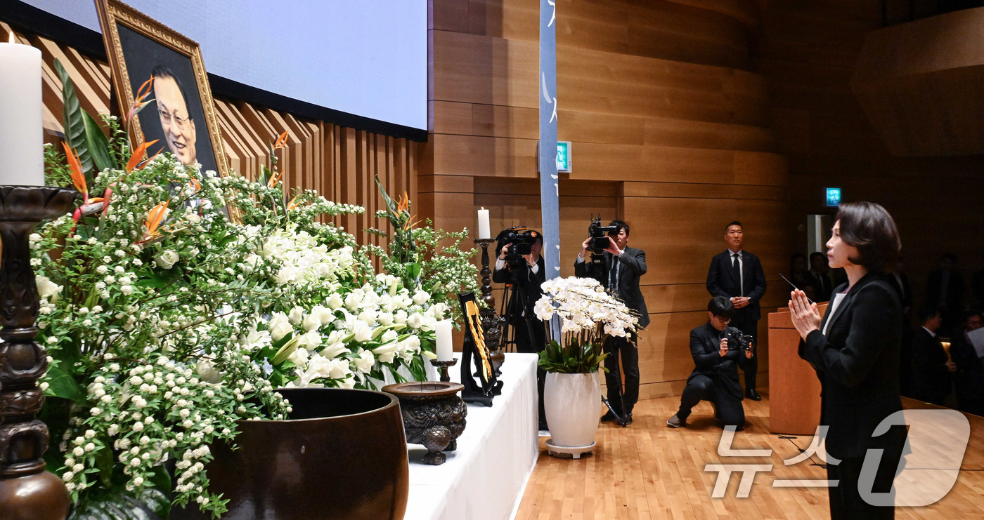 (서울=뉴스1) 허경 기자 = 김혜경 여사가 14일 서울 동작구 원불교 소태산기념관 대각전에서 열린  故 이해찬 前 국무총리 49재에서 분향하고 있다. (청와대통신사진기자단) 20 …