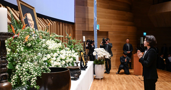 故 이해찬 前 국무총리 49재 분향하는 김혜경 여사