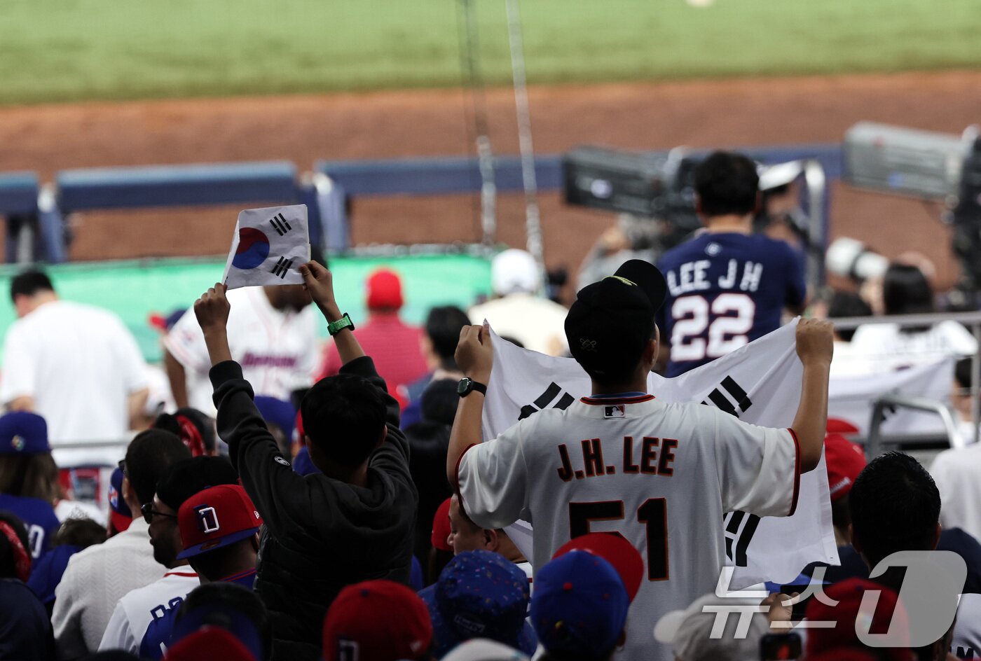 본문 이미지 - 13일 오후(현지시간) 미국 플로리다주 마이애미 론디포파크에서 열린 2026 월드베이스볼클래식(WBC) 8강전 대한민국과 도미니카공화국의 경기. 야구팬들이 태극기를 들고 응원하고 있다. 2026.3.14 ⓒ 뉴스1 구윤성 기자