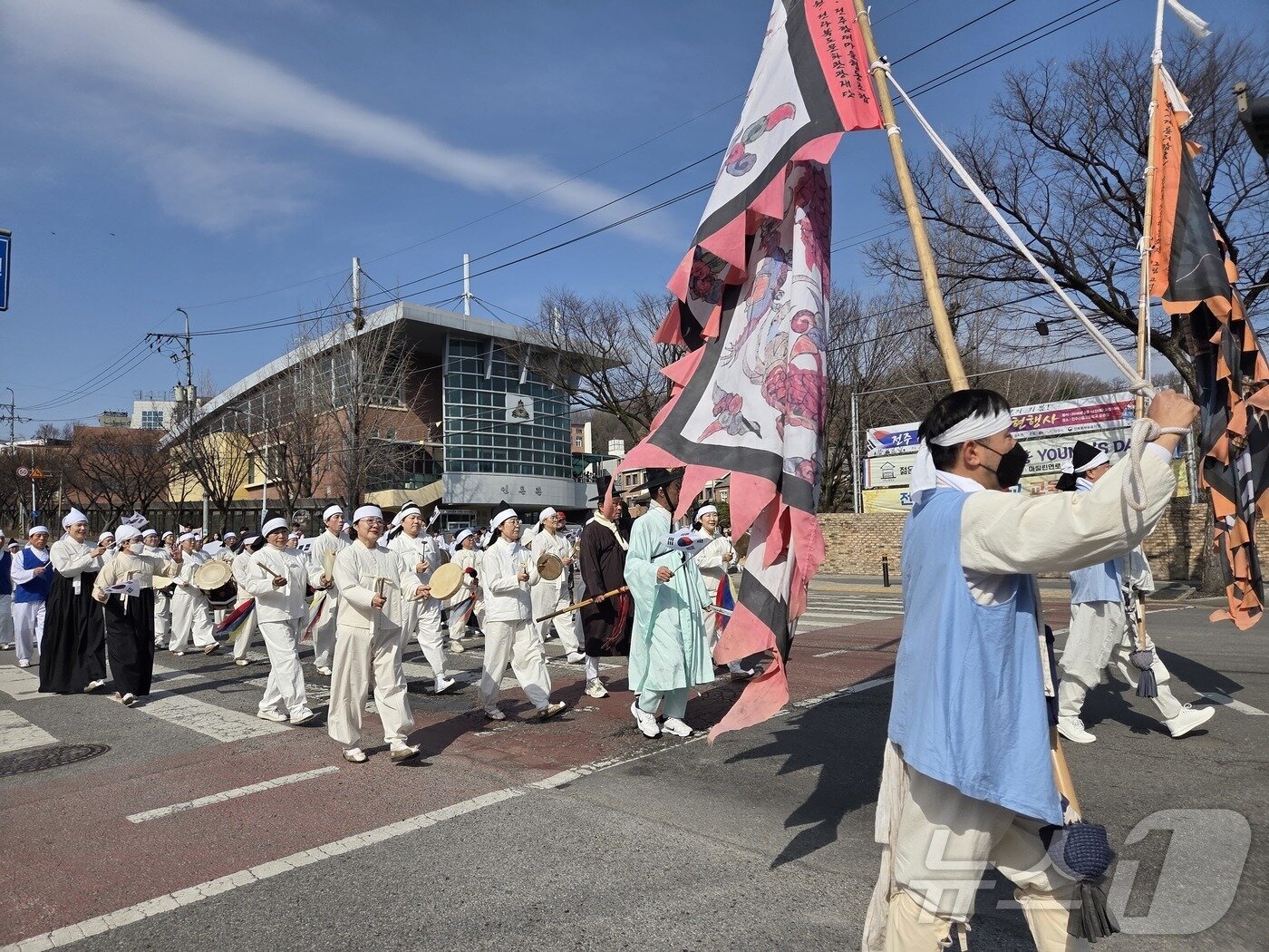 본문 이미지 - 14일 오전 전북 전주시 중화산동 전주신흥고등학교에서 열린 '3·13 만세운동' 재현행사에 참여한 학생들과 시민들이 태극기를 들고 행진하고 있다. 2026.3.14 ⓒ 뉴스1 장수인 기자