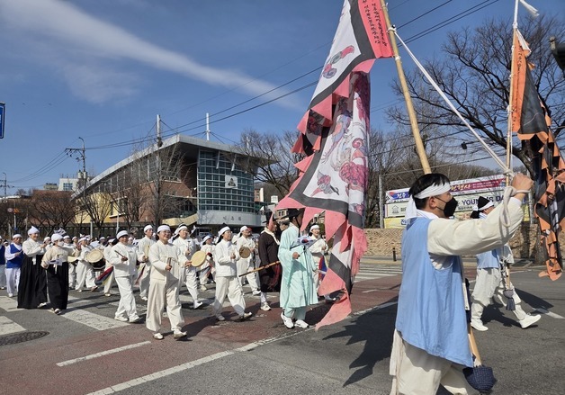 '대한독립 만세' 외치며 행진하는 시민들