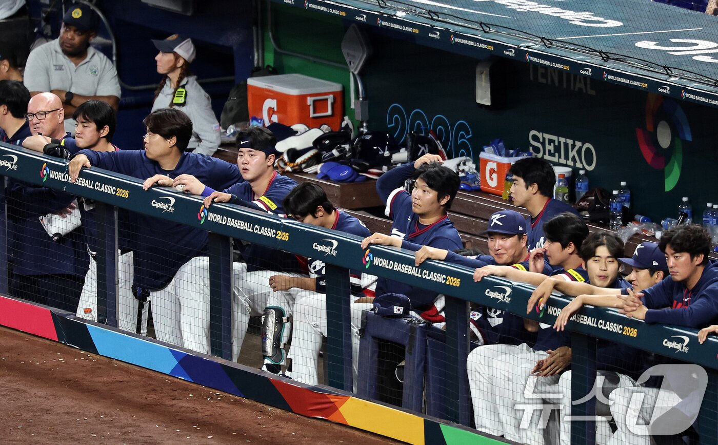 본문 이미지 - 13일 오후(현지시간) 미국 플로리다주 마이애미 론디포파크에서 열린 2026 월드베이스볼클래식(WBC) 8강전 대한민국과 도미니카공화국의 경기, 콜드패 위기에 몰린 대한민국 선수들이 경기를 지켜보고 있다. 2026.3.14 ⓒ 뉴스1 구윤성 기자