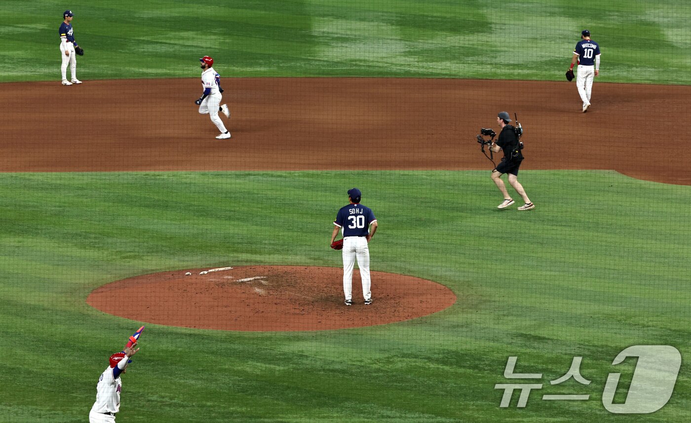 본문 이미지 - 13일 오후(현지시간) 미국 플로리다주 마이애미 론디포파크에서 열린 2026 월드베이스볼클래식(WBC) 8강전 대한민국과 도미니카공화국의 경기, 7회말 2사 1, 3루 도미니카 웰스에게 3점 홈런을 허용한 대한민국 소형준이 아쉬워하고 있다. 2026.3.14 ⓒ 뉴스1 구윤성 기자