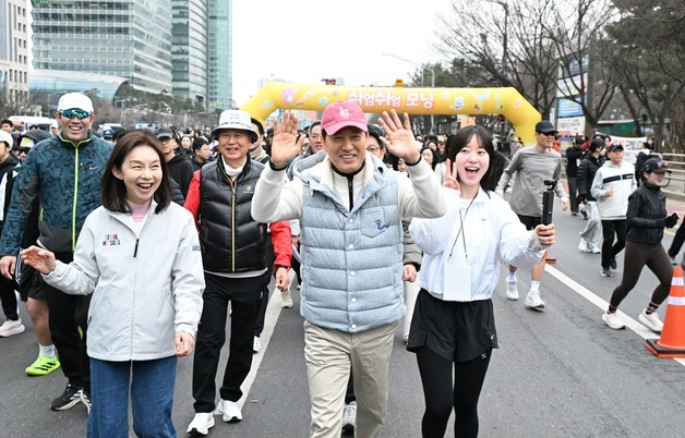 [동정] 오세훈, 시민들과 '쉬엄쉬엄 모닝'…여의도~마포대교 5㎞ 달려